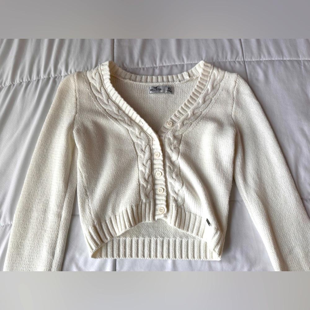 Hollister cropped sweater🤍🤍🤍 size small